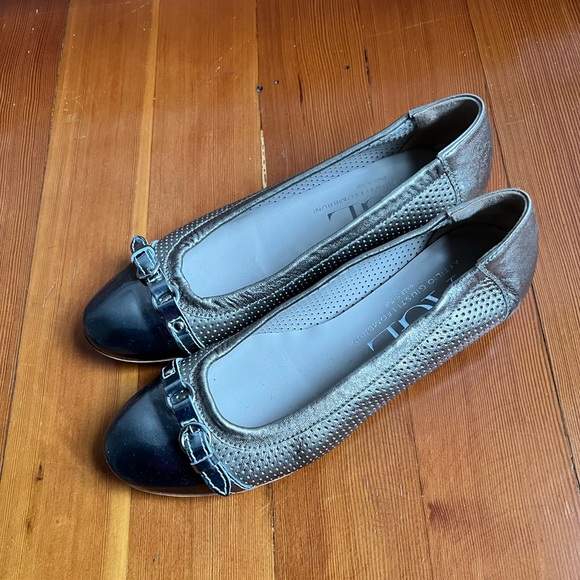 AGL Gold Perforated/Patent Cap Toe Ballet Flat - size 39.5 - Picture 3 of 7